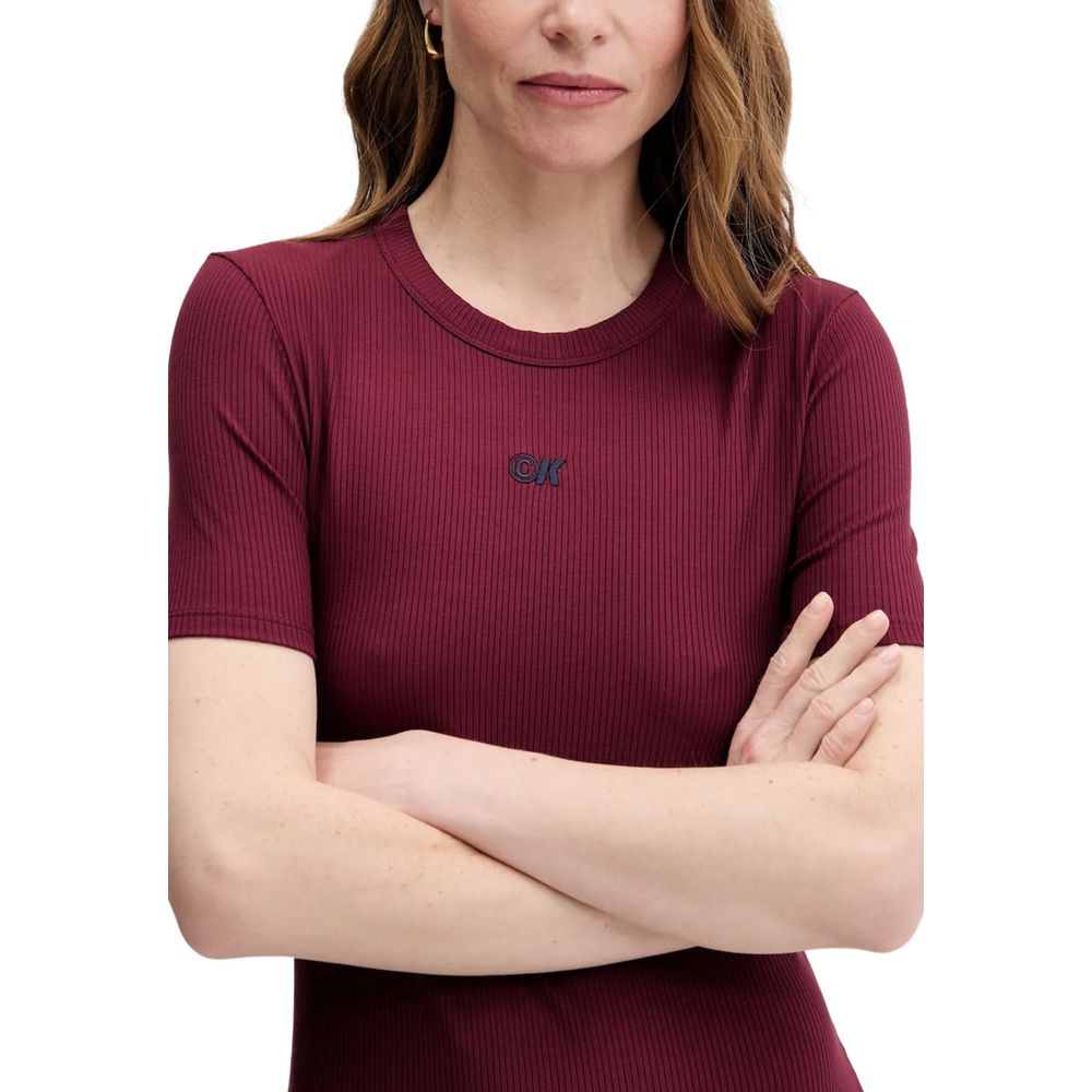 Robe longue en modal bordeaux de Calvin Klein Jeans, élégante et fluide, portée avec décolleté en V et manches longues.
