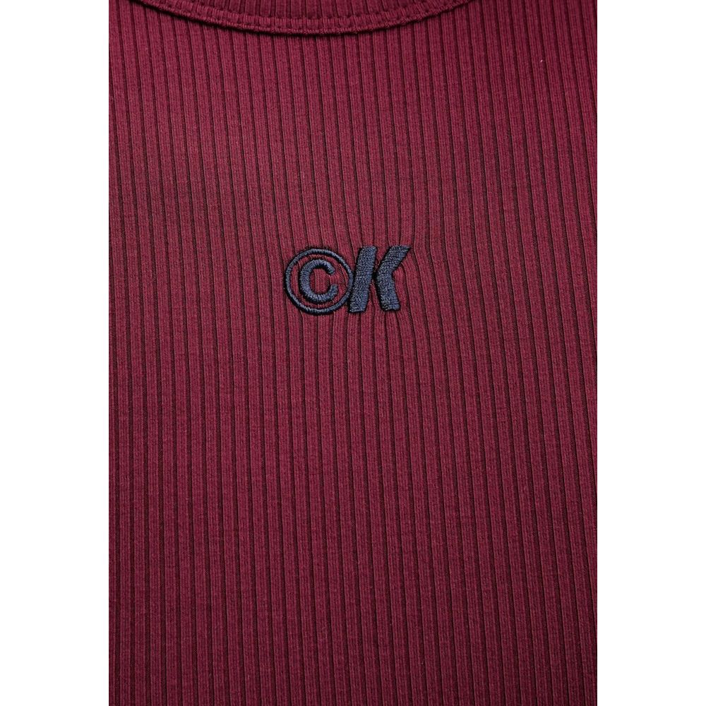 Robe longue en modal bordeaux de Calvin Klein Jeans, coupe élégante et fluide, portée avec manches longues et décolleté subtil.