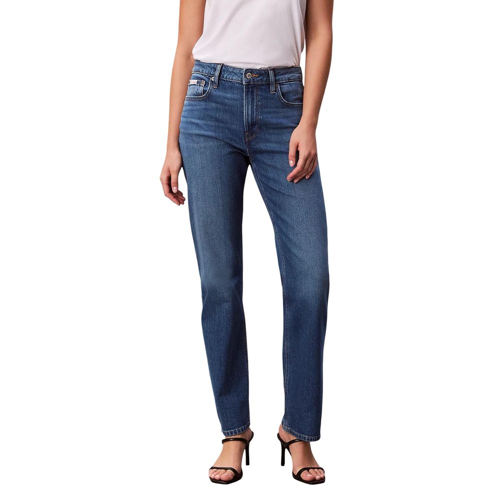 Jean mom en coton bleu de Calvin Klein Jeans, coupe décontractée avec poches et ceinture, style casual et tendance.