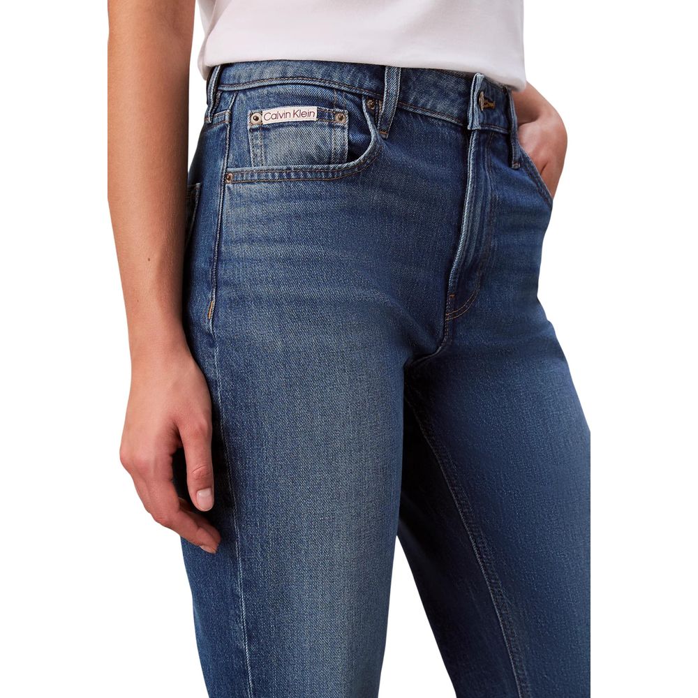 Jean mom en coton bleu de Calvin Klein Jeans, vue de face, avec détails de couture et ceinture.