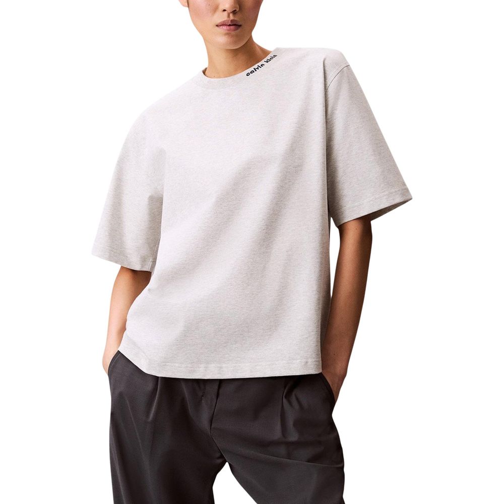 T-shirt gris en coton de Calvin Klein Jeans, coupe classique, porté sur un mannequin, vue de face.