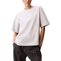 T-shirt gris en coton de Calvin Klein Jeans, coupe classique, porté sur un mannequin, vue de face.