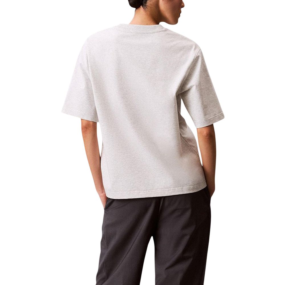 T-shirt gris en coton de la marque Calvin Klein Jeans, coupe classique et logo discret visible sur le devant.