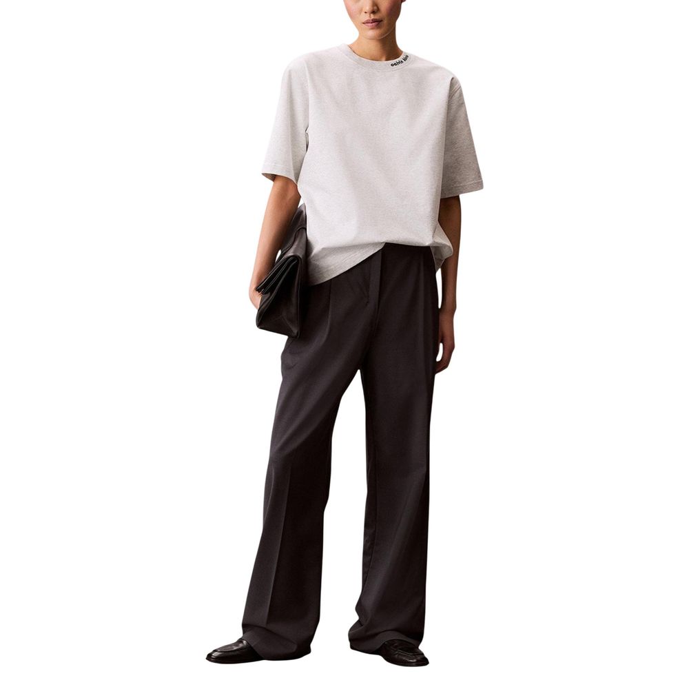 T-shirt gris en coton de Calvin Klein Jeans avec logo discret, porté sur un mannequin.