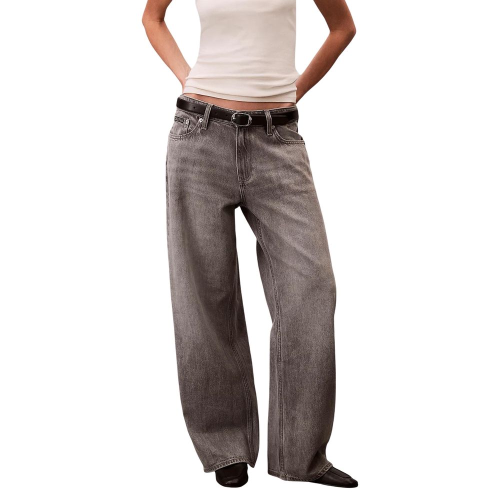 Jean boyfriend gris en coton de la marque Calvin Klein Jeans, coupe décontractée et style moderne visible sur l'image.