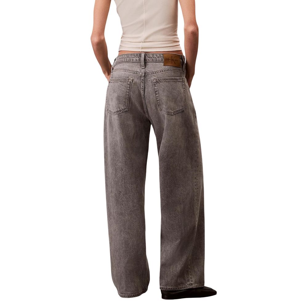 Jeans boyfriend en coton gris de Calvin Klein Jeans, coupe décontractée et style moderne.