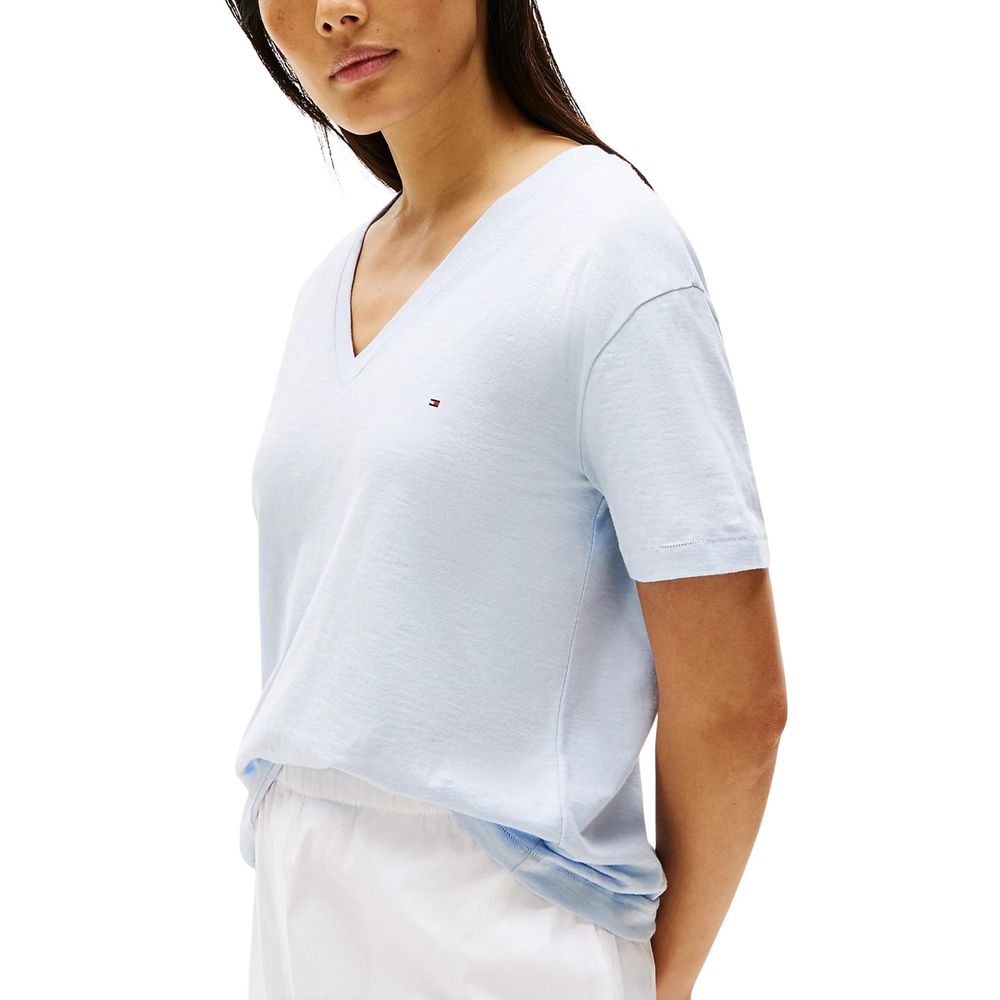 T-shirt en coton biologique bleu de Tommy Hilfiger, à col rond et logo discret sur la poitrine, porté de face.