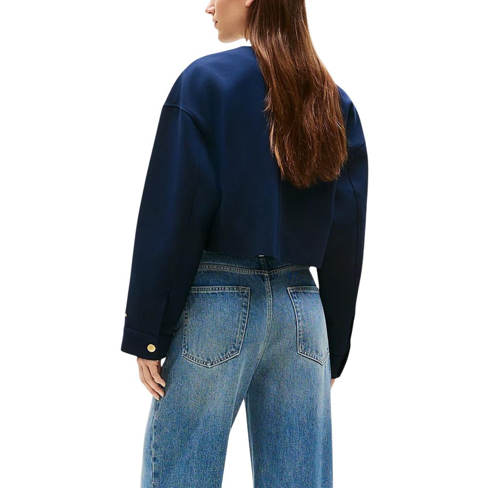 Blazer bleu en viscose de Tommy Hilfiger suspendu sur un portant, détail du col et des boutons visibles.