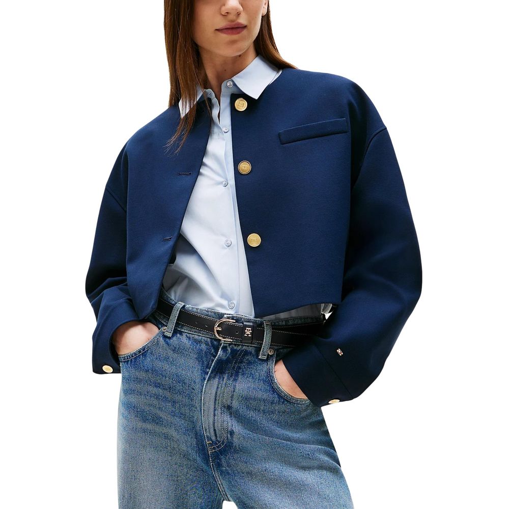 Blazer bleu en viscose de Tommy Hilfiger, coupe élégante avec col classique, porté sur un modèle.