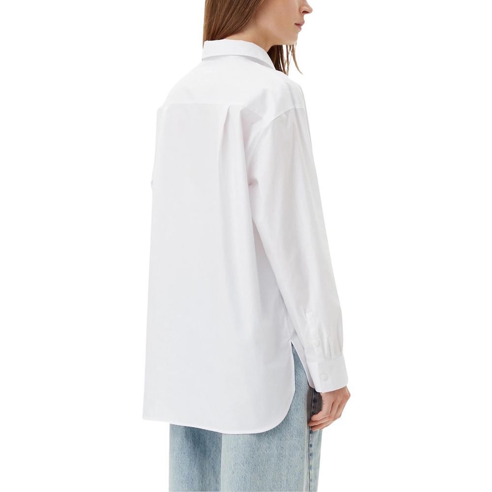 Chemisier blanc en coton de Calvin Klein Jeans, coupe classique, détails simples, porté sur un mannequin.