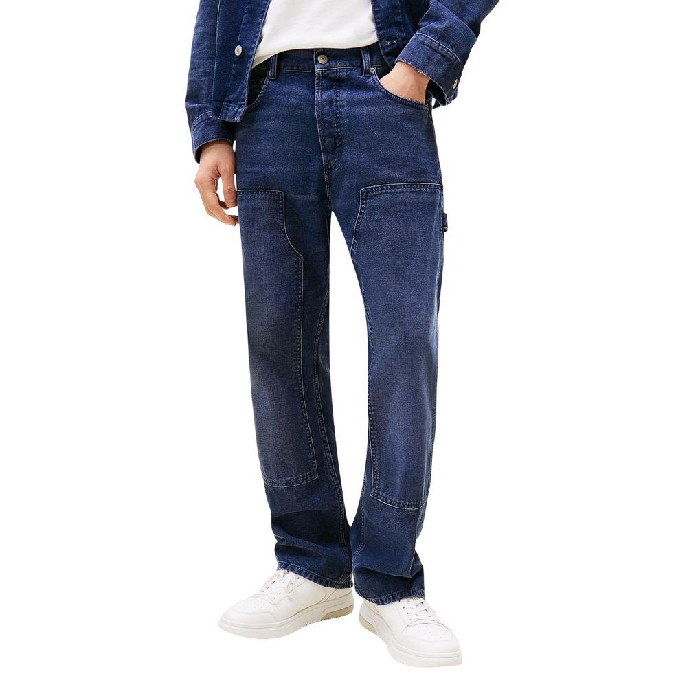 Jeans Tommy Hilfiger bleu en coton recyclé, coupe décontractée, affichés sur un mannequin.