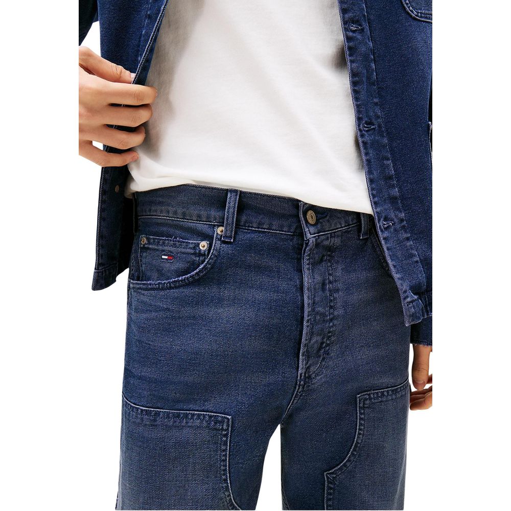 Jeans bleus Tommy Hilfiger en coton recyclé, coupe relaxée, visible avec détails de couture et poches classiques.