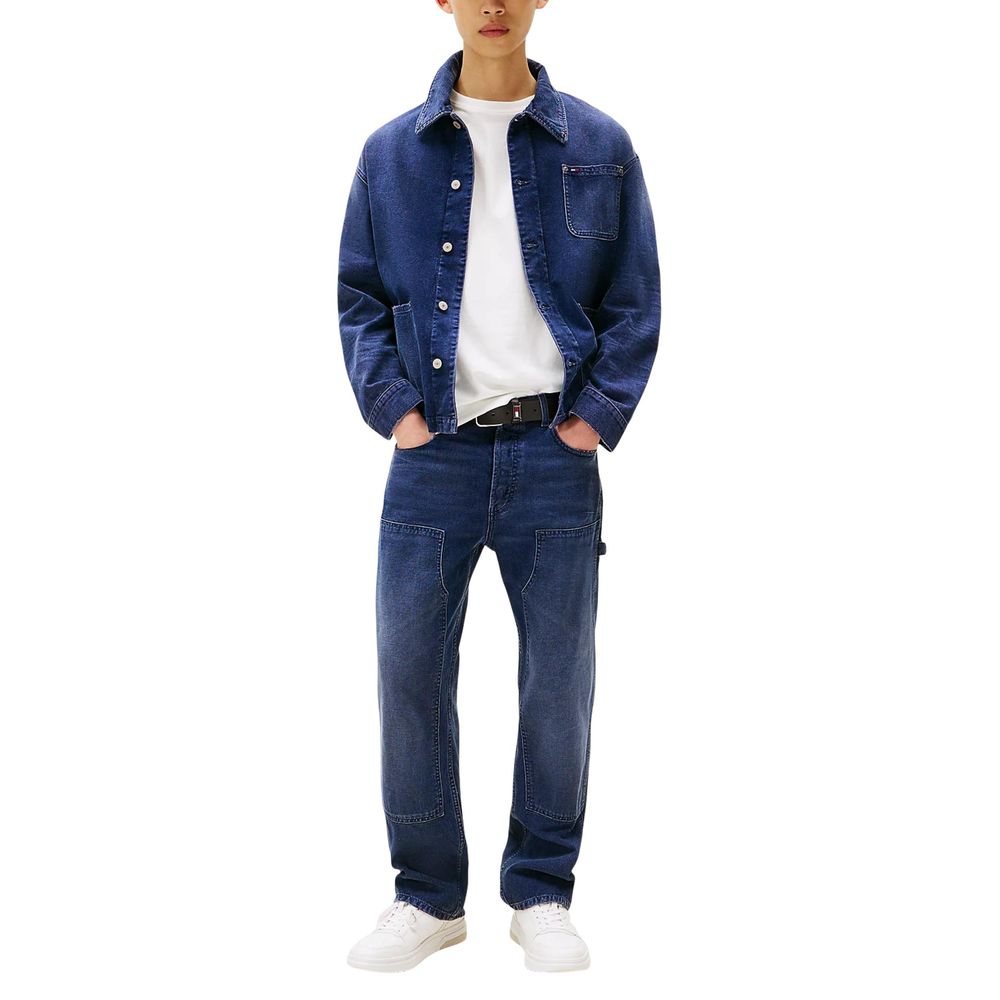 Jeans Tommy Hilfiger bleus en coton recyclé, coupe décontractée, visible sur un mannequin avec une poche arrière.