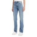 Jeans mom en coton recyclé bleu de la marque Calvin Klein Jeans, détail de la coupe et de la texture du tissu denim.