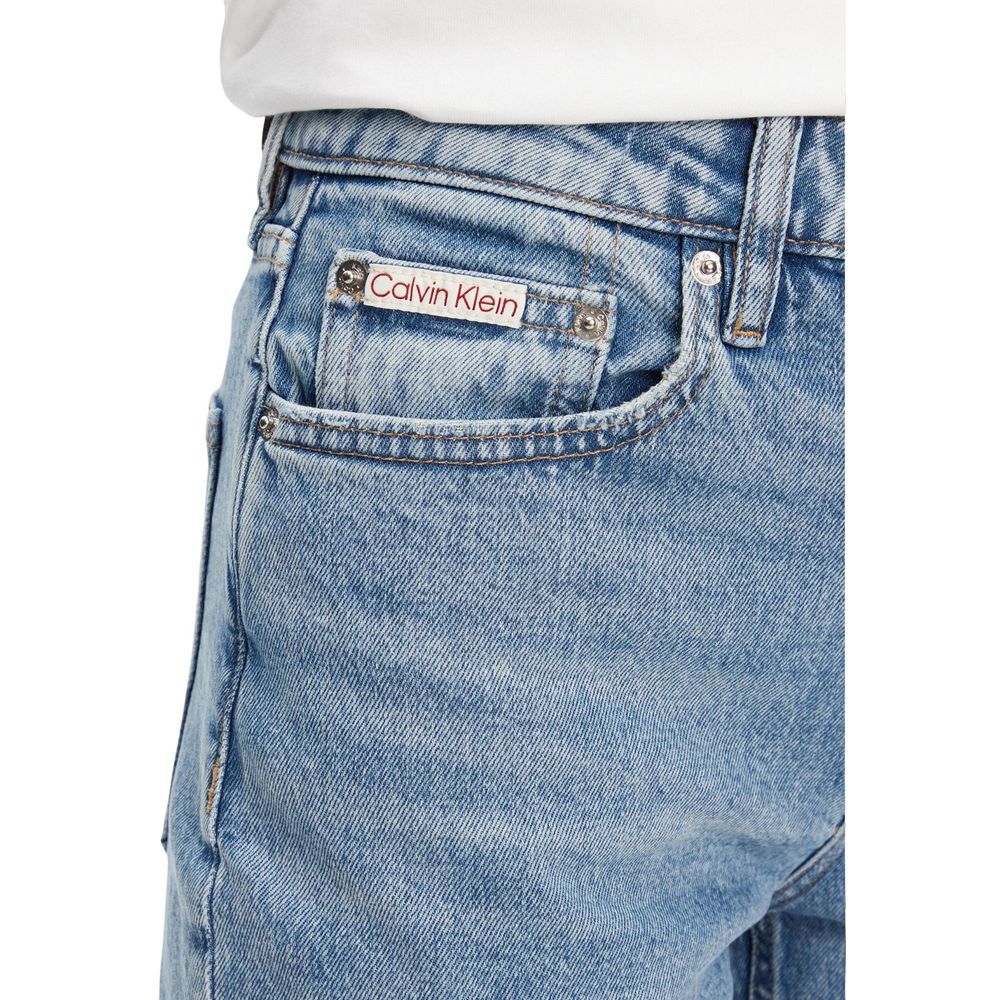 Jeans mom en coton recyclé bleu de Calvin Klein Jeans, coupe décontractée, style vintage, visible sur un mannequin.
