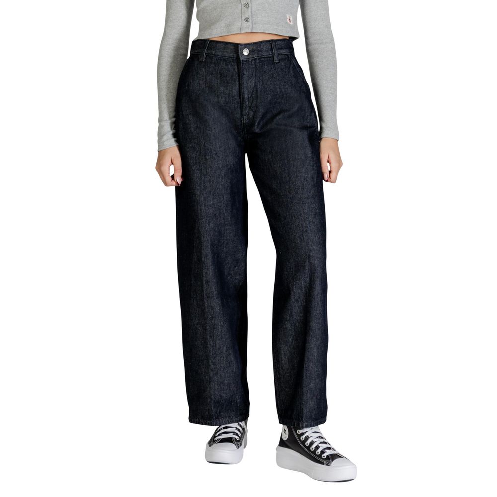 Jean bootcut en coton bleu de la marque Calvin Klein Jeans, coupe classique et détails visibles.