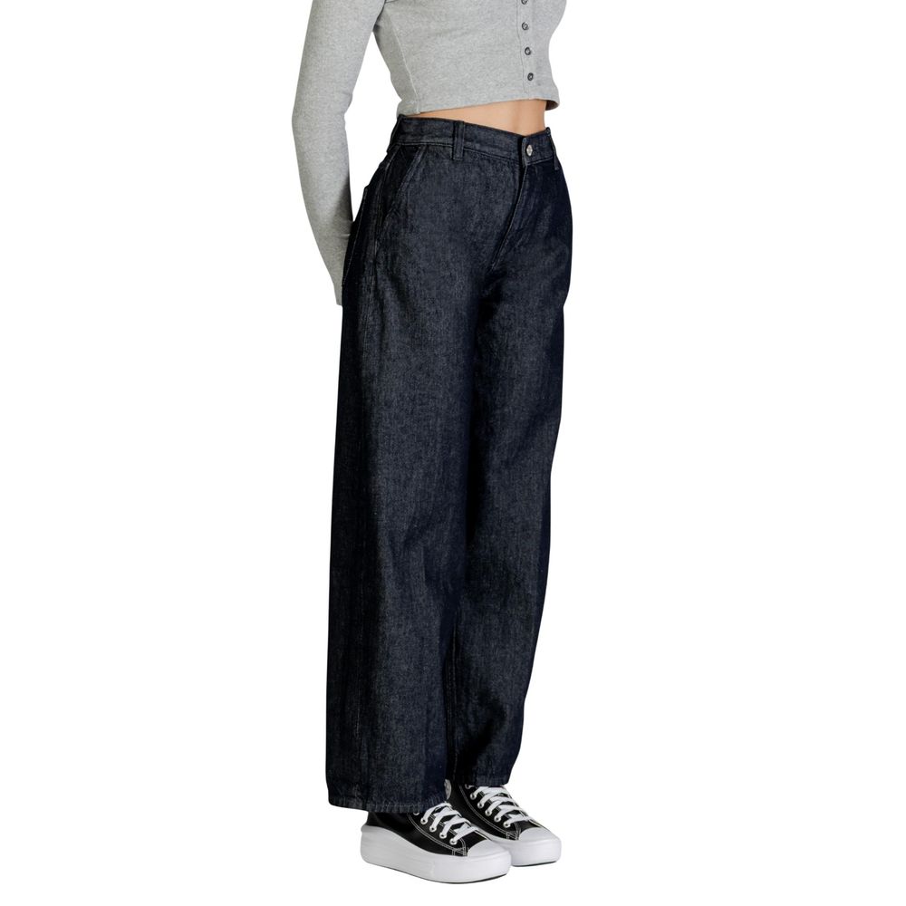 Jeans bootcut en coton bleu de la marque Calvin Klein Jeans, vue rapprochée sur la texture du tissu denim.