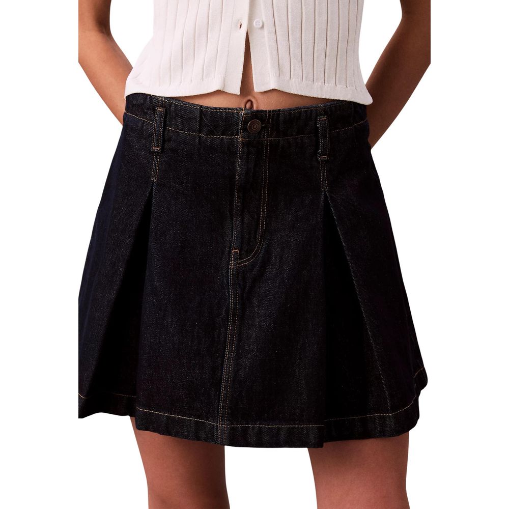 Mini jupe en coton bleu de Calvin Klein Jeans, vue de face, avec détails de couture visibles.