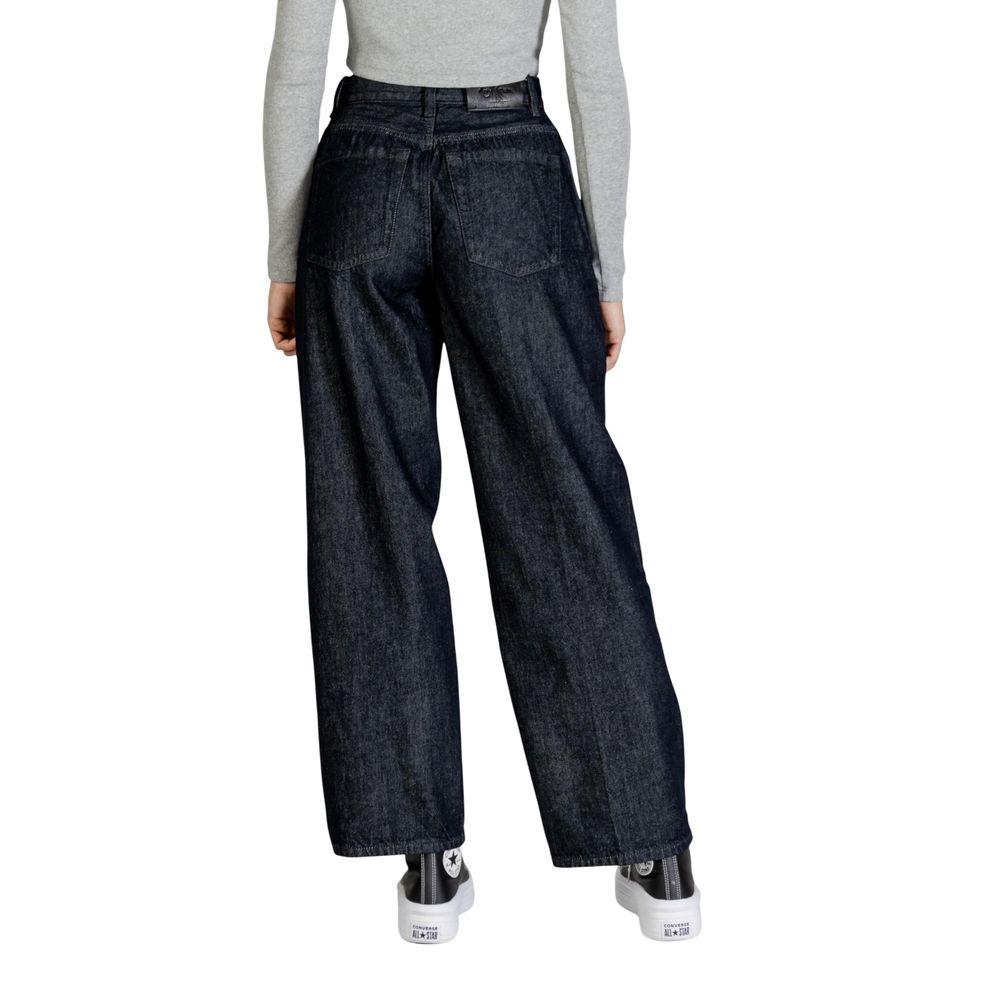 Jeans bootcut en coton bleu de Calvin Klein Jeans, coupe classique, avec détails de couture visibles.