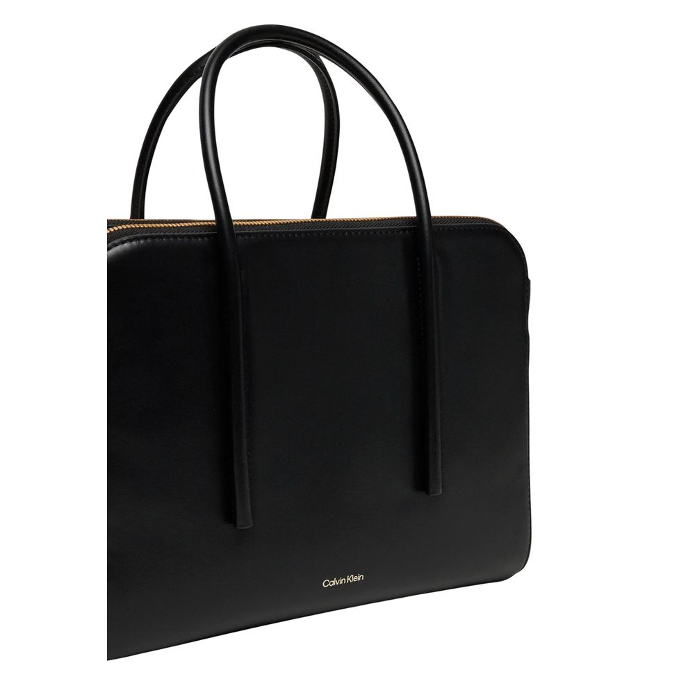 Sac à main en cuir noir de Calvin Klein, élégant et moderne, avec détails en métal, idéal pour un style sophistiqué.