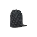 Sac à main Calvin Klein en polyester recyclé noir, avec poignées et détails élégants.