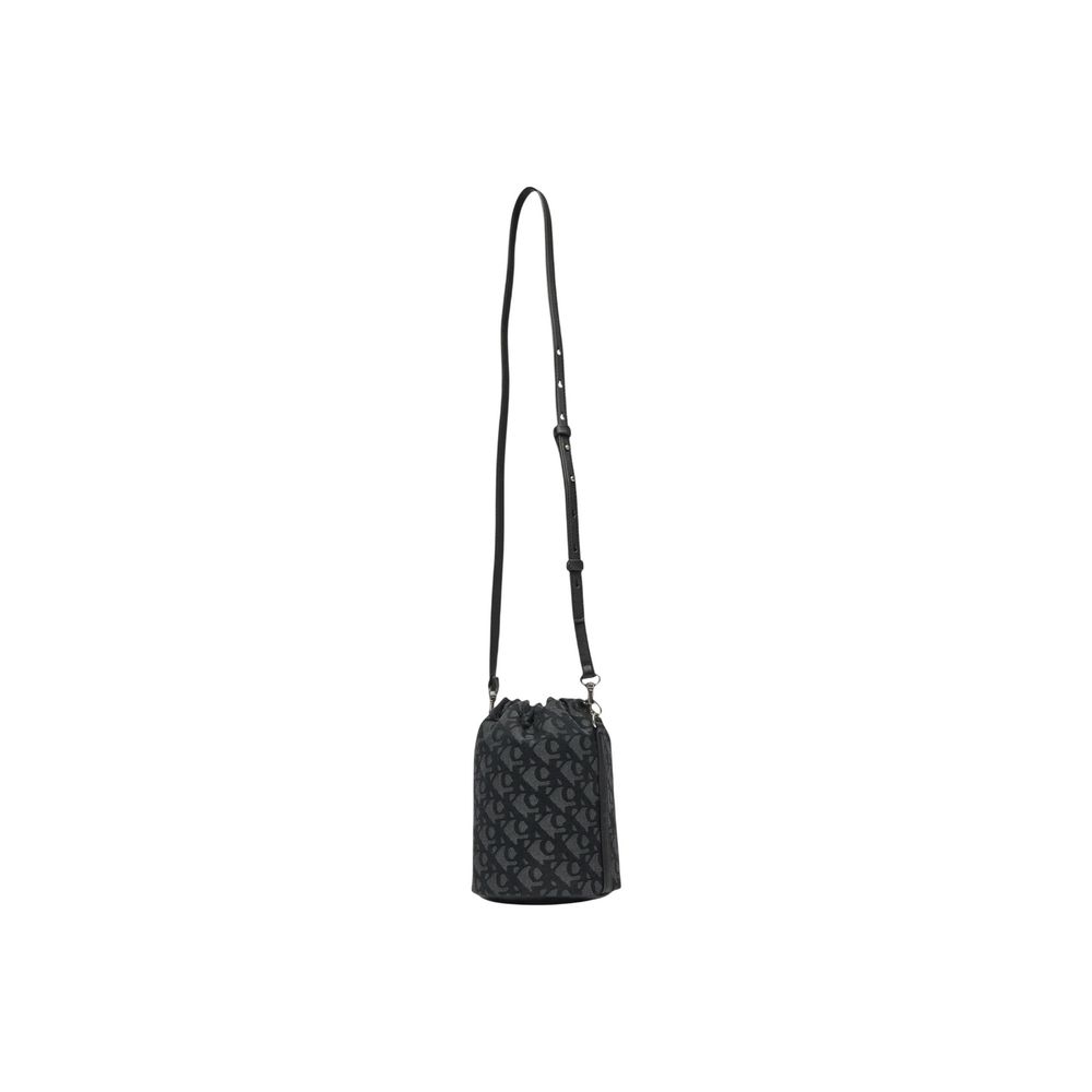 Sac à main Calvin Klein en polyester recyclé noir, avec poignées élégantes et détails modernes.