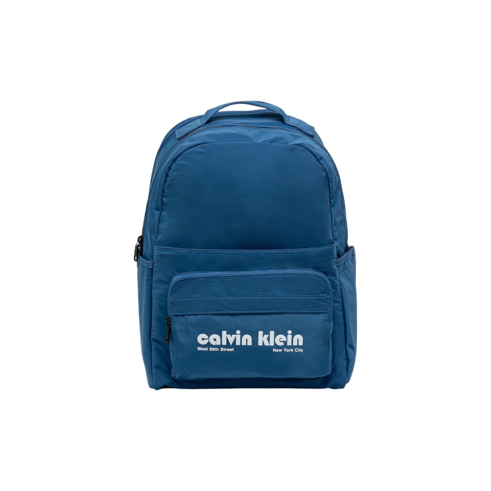 Sac à dos Calvin Klein en polyester recyclé bleu, avec compartiments et logo de la marque visible.