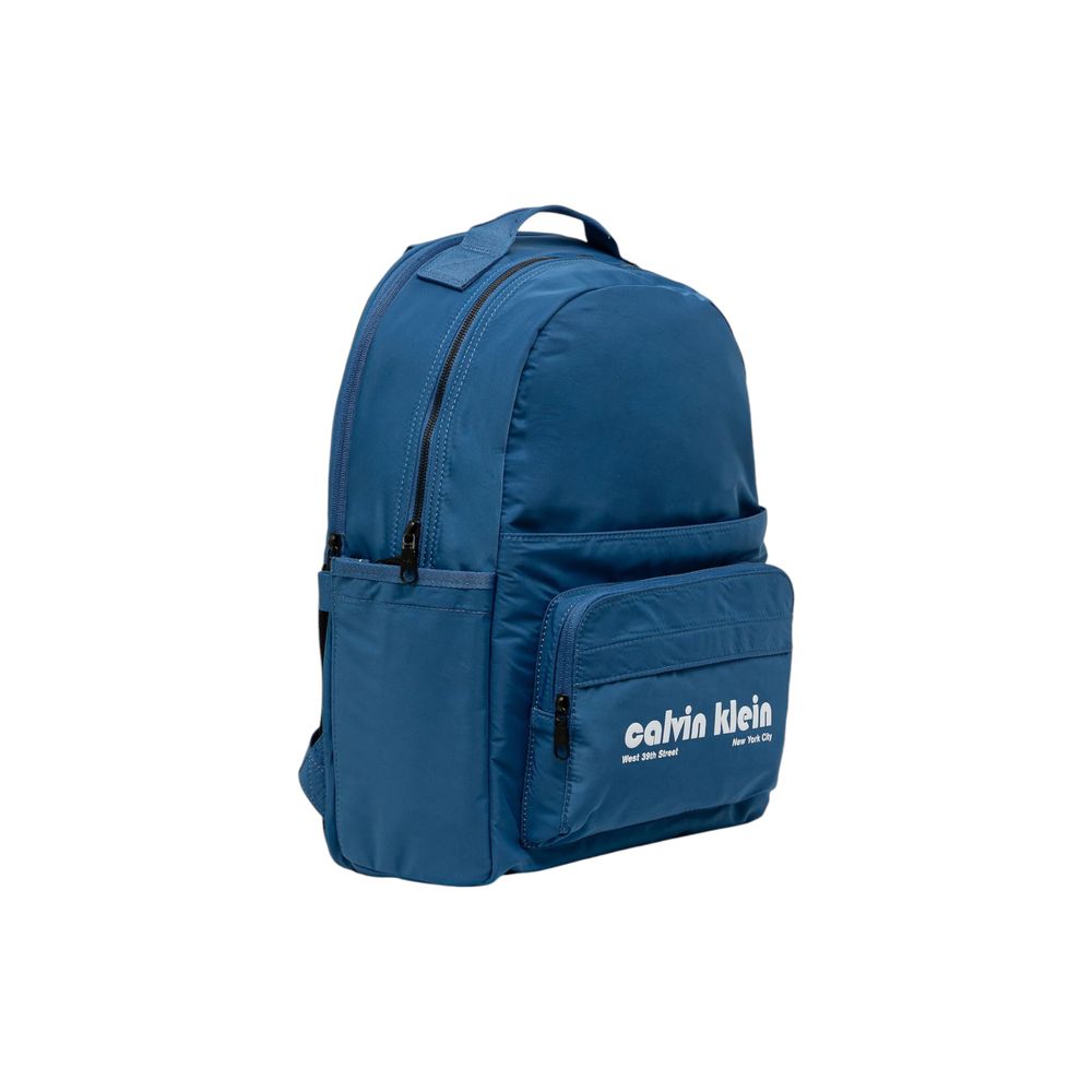 Sac à dos Calvin Klein en polyester recyclé bleu, avec design moderne et détails pratiques visible sur l'image.