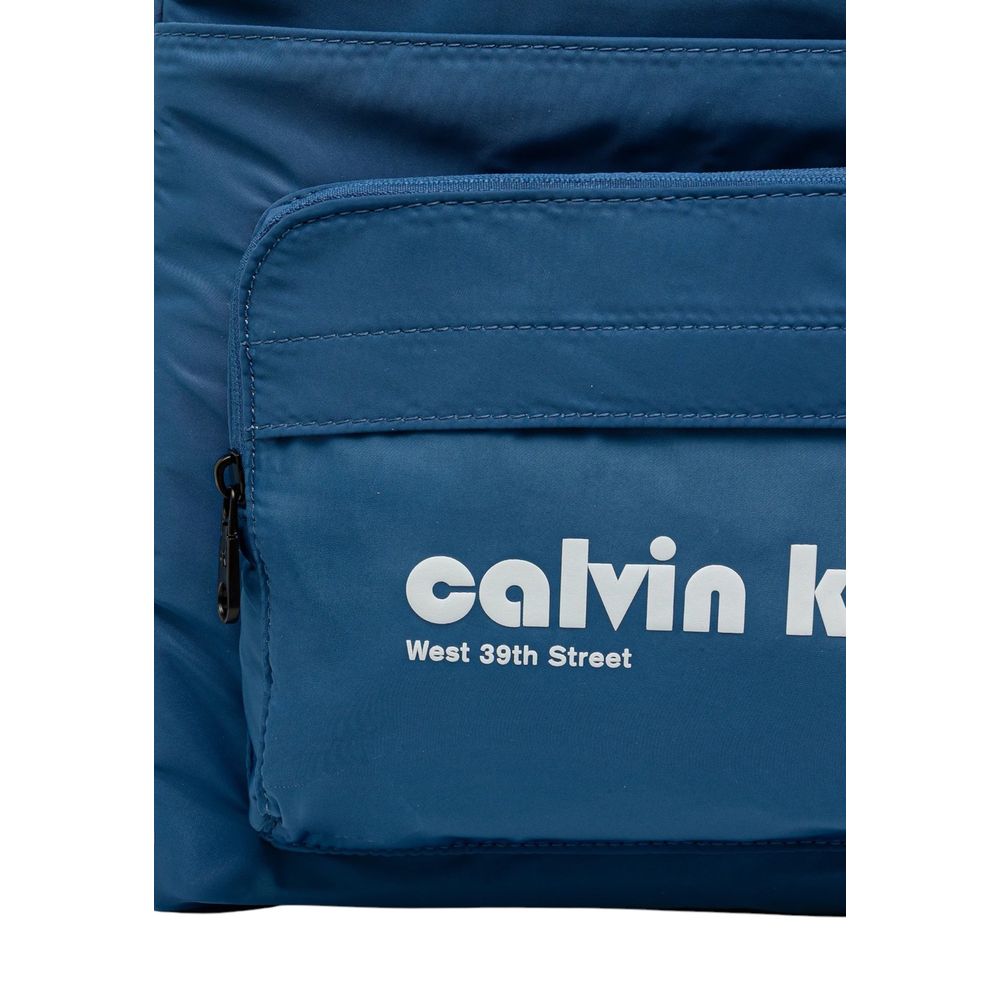 Sac à dos Calvin Klein en polyester recyclé bleu, avec poches et détails modernes, pour un style pratique et écologique.