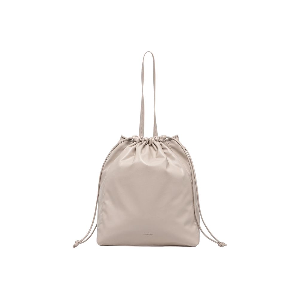 Sac à main beige en polyéthylène de Calvin Klein, design élégant et moderne, avec poignées et fermeture visible.