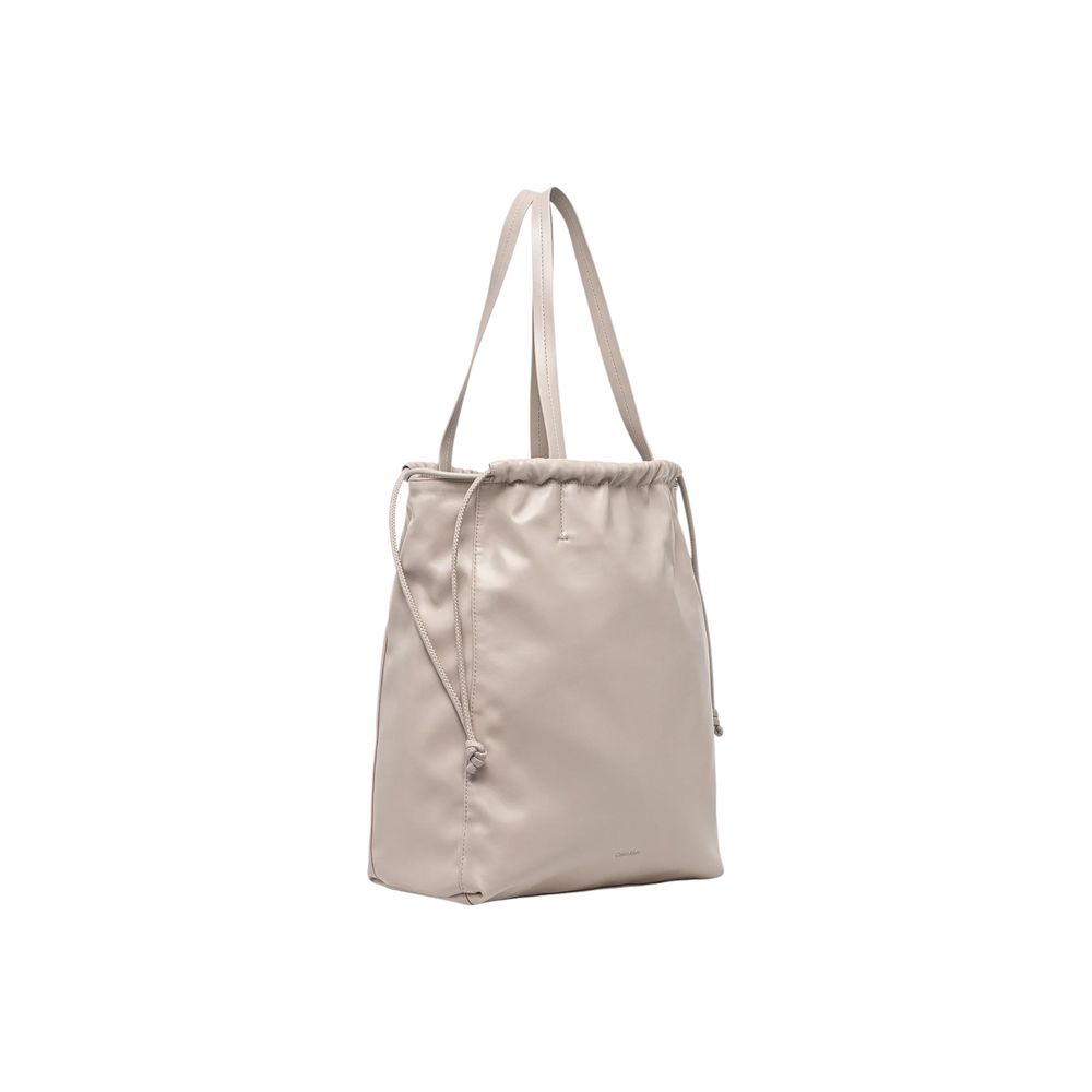 Sac à main beige en polyéthylène de Calvin Klein, vue de face avec détails du design élégant.