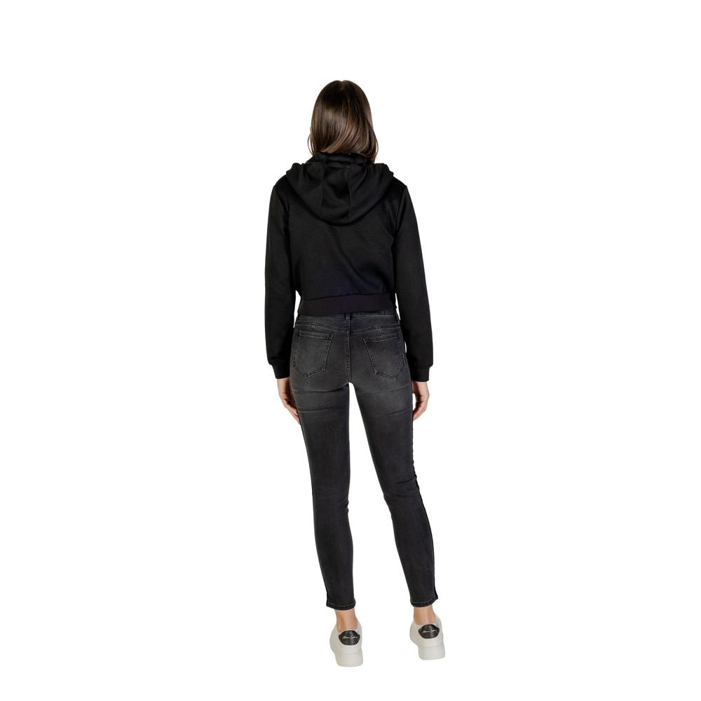 Sweat à capuche noir Guess Active en polyester, vue frontale avec logo Guess sur la poitrine, vêtement décontracté pour homme.