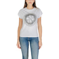 T-shirt blanc en coton Guess, vêtement décontracté avec coupe classique, image montrant le devant du t-shirt.