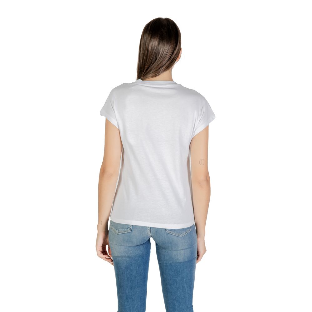 T-shirt blanc en coton de la marque Guess, coupe classique avec col rond et logo Guess discret sur la poitrine.