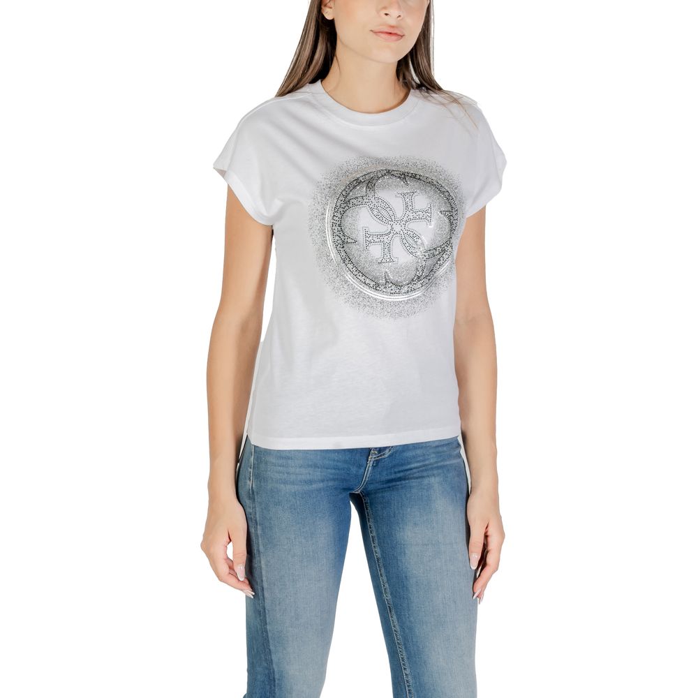 T-shirt blanc en coton de la marque Guess, coupe classique, porté avec col rond et manches courtes.