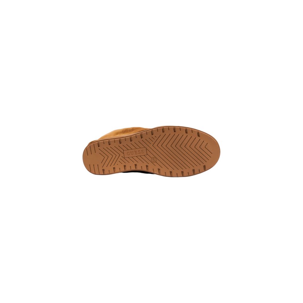 Bottines en daim beige de Guess avec talon moyen, talon carré et fermeture éclair sur le côté, vues en gros plan.