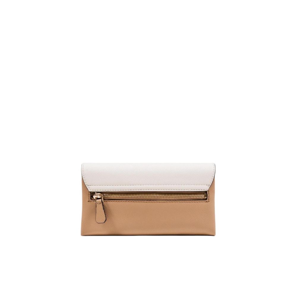 Sac clutch en polyéthylène beige de la marque Guess, avec fermeture élégante et design moderne.