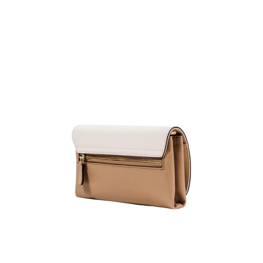 Sac clutch Guess beige en polyethylene avec fermeture élégante, idéal pour une tenue chic et pratique.