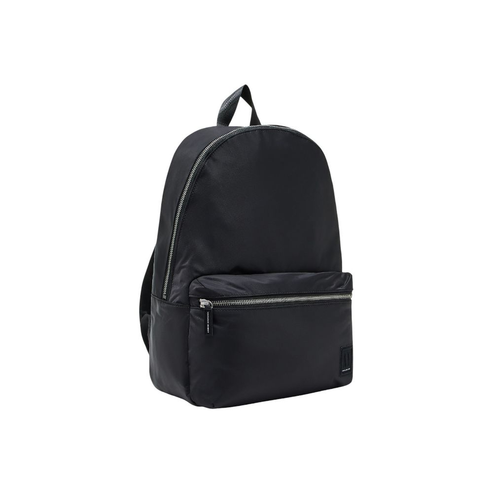 Sac à dos noir en polyamide Armani Exchange avec poches zippées et bretelles réglables, style moderne et pratique.