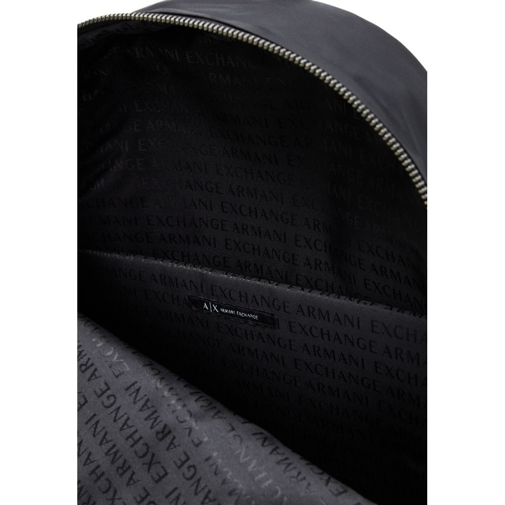 Sac à dos noir en polyamide Armani Exchange avec design moderne et poches pratiques, visible en détail.