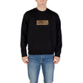 Sweat-shirt bicolore en coton de la marque Armani Exchange, coupe décontractée, détails modernes, porté sur un mannequin.