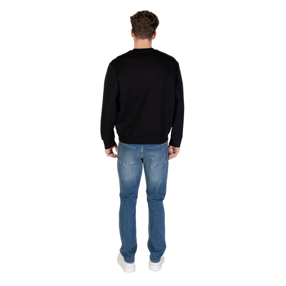 Sweat-shirt en coton bicolore Armani Exchange avec logo brodé, porté sur un mannequin.