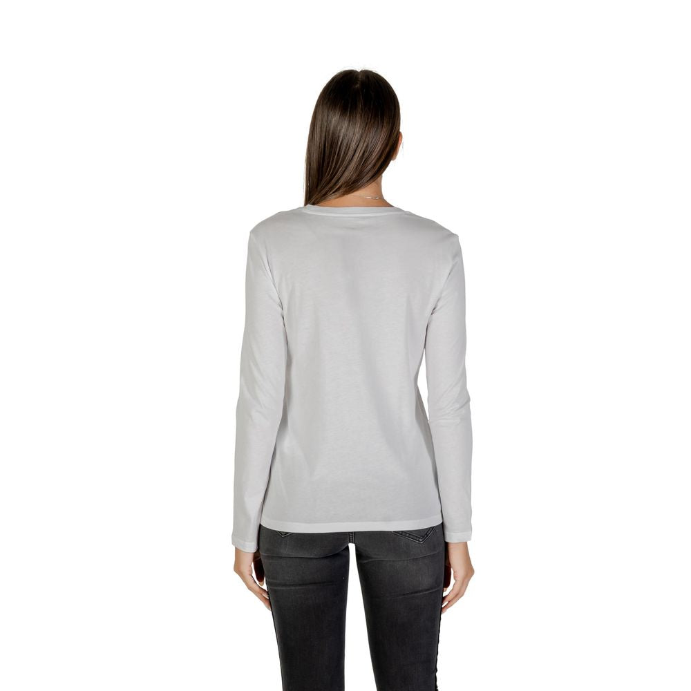 T-shirt blanc en coton à manches longues de la marque Armani Exchange, vue de face, détails du col et du logo.