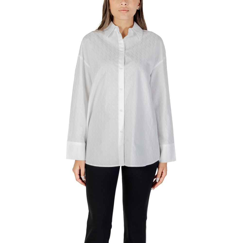 Chemisier blanc en coton de la marque Armani Exchange, manches longues et coupe élégante, porté sur un mannequin.
