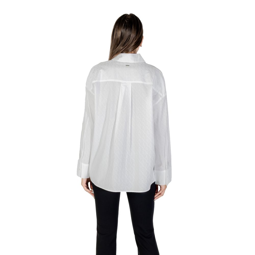 Blouse blanche en coton Armani Exchange, manches longues et col classique, portée élégante pour femme.