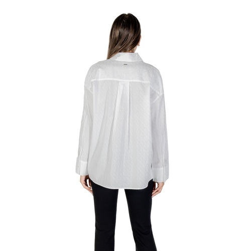 Blouse blanche en coton Armani Exchange, manches longues et col classique, portée élégante pour femme.