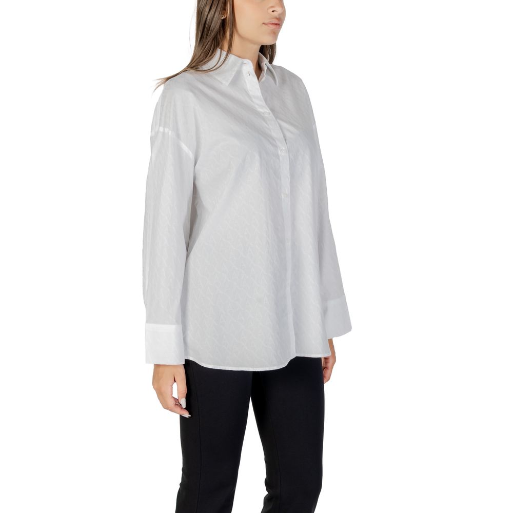 Chemisier blanc en coton de la marque Armani Exchange, avec col classique et manches longues, porté sur mannequin dans l'image.