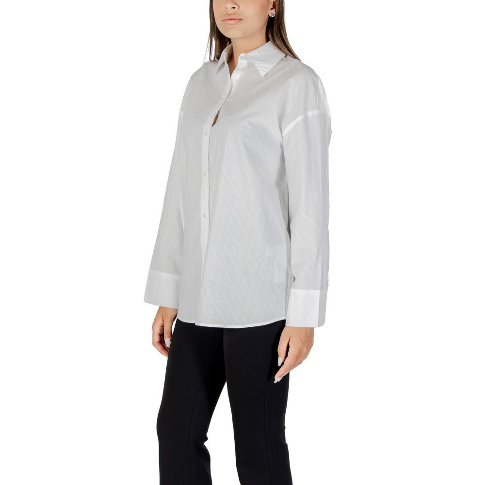 Chemisier blanc en coton de la marque Armani Exchange, avec col élégant et manches longues, porté sur mannequin.