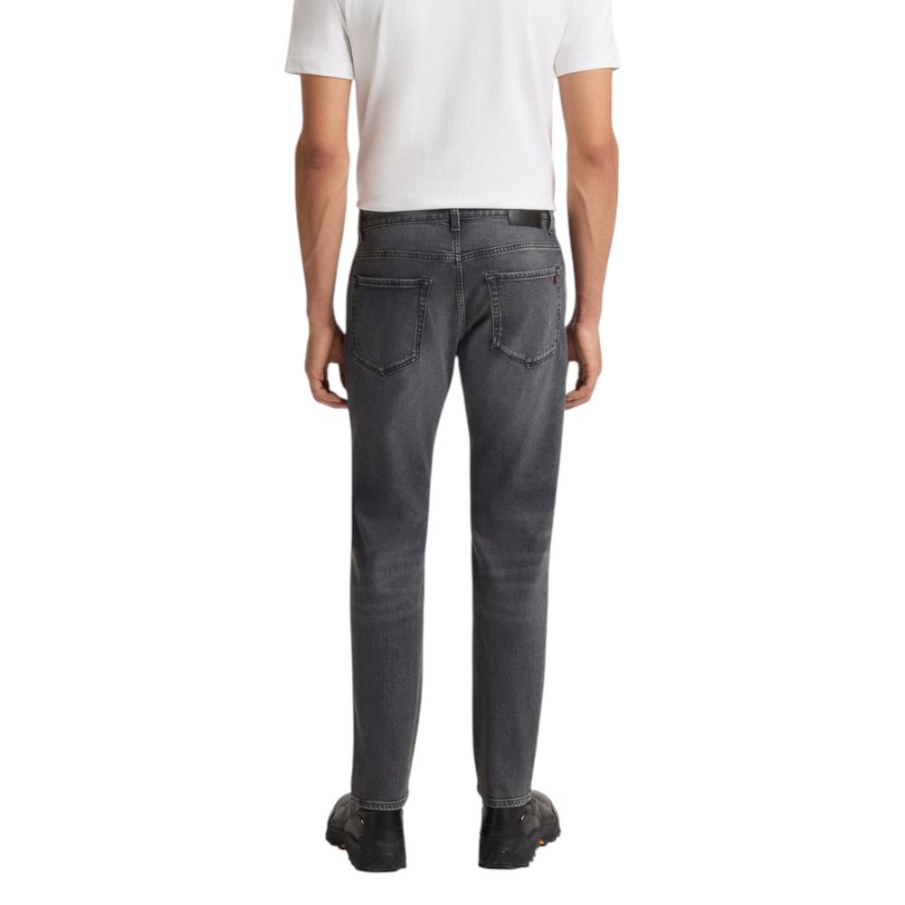 Jeans décontractés en coton gris de Hugo Boss, coupe relaxée, visibles avec détails de couture et boutons.