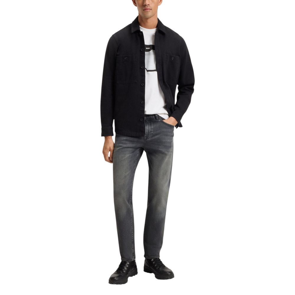 Jeans décontractés en coton gris de Hugo Boss, coupe relaxée, avec détails classiques et fermeture à boutons.